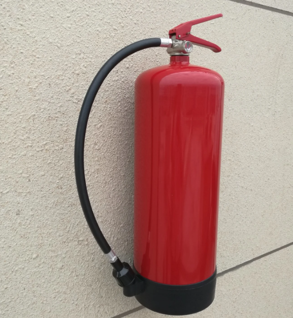 Pemadam Api Air: Kebaikan dan Keburukan untuk Pelbagai Senario Kebakaran